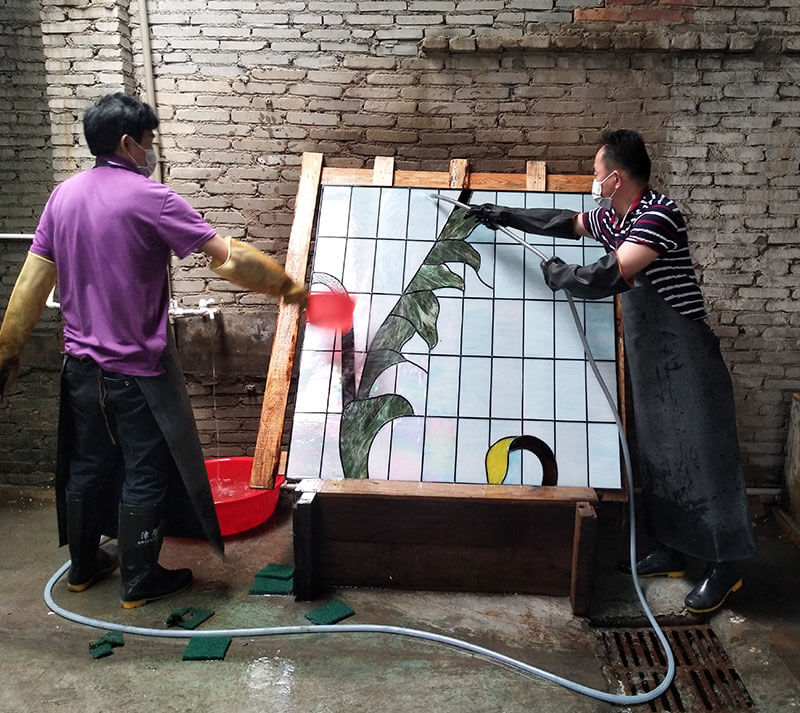 怎样解决彩绘玻璃门窗的隐患